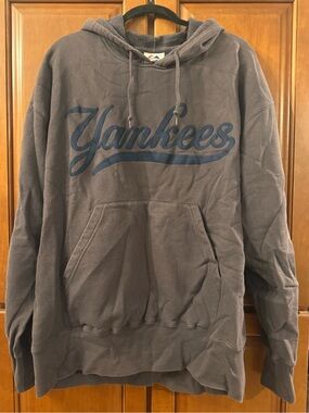 Majestic Yankees Hooded Sweatshirt in Charcoal Gray with Navy Logo